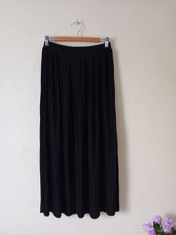 Czarna długa plisowana spódnica
