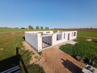 Sprzedam działkę z zabudowa domu