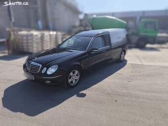 Mercedes-Benz Třídy E SAMOCHÓD POGRZEBOWY 1.Maj.