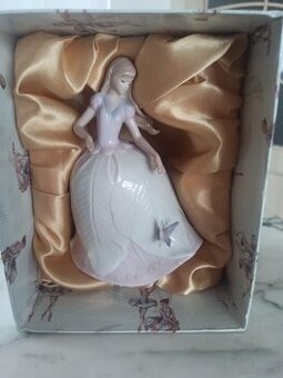 Sprzedam porcelanową figurkę