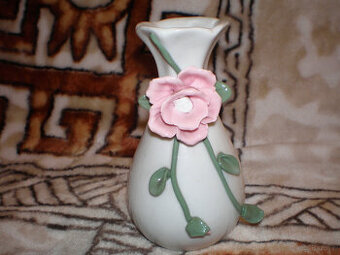 Sprzedam figurkę ceramiczną biały wazonik, stan dobry.