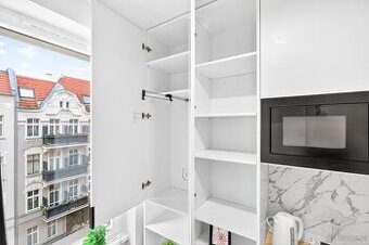 Nowoczesny pokój z łazienką i balkonem przy uczelni.