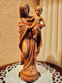 Stara figura Matka Boska z dzieciątkiem Jezus.