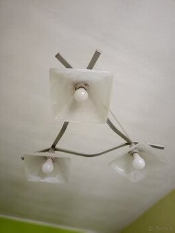 Nowoczesna lampa sufitowa (żyrandol) z 3 kloszami.