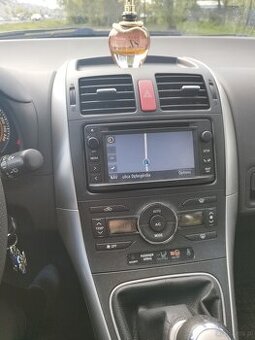 Sprzedam super sprawne auto Toyota Auris czerwona