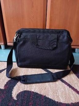 Czarna torba na laptopa