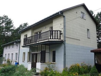 Dom wśród zieleni przy lesie