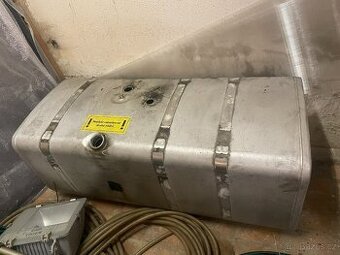 Sprzedam zbiornik paliwa do SCANII – 700 litrów, 300 €