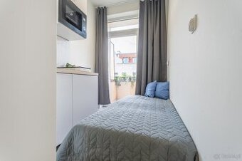 Nowoczesny pokój z łazienką i balkonem przy uczelni.