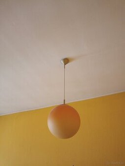 Lampa wisząca Celeste w odcieniach ciepłego pomarańczu.