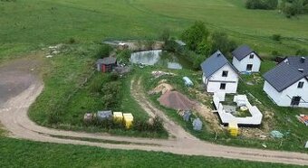 Działka, dwa domy i staw