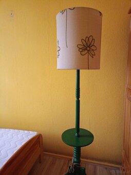 Lampa podłogowa w stylu vintage z wbudowanym stolikiem i aba