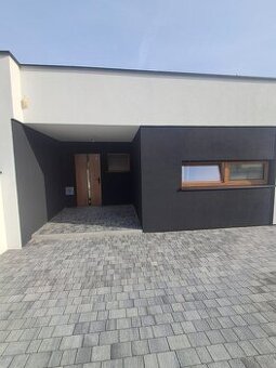 Nowoczesny dom w zabudowie bliźniaczej – 91 m², Chełmce