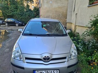 Srebrna toyota corolla Verso
