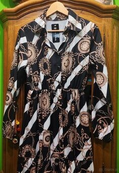 Długa luźna sukienka. Góra zapinana na guziki