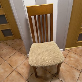 Krzesło drewniane z miękkim siedziskiem