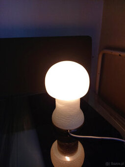 Retro biała lampa stołowa w kształcie grzyba autorstwa Karin