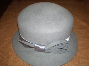 Sprzedam kapelusz damski filcowy w kolorze popielatym.