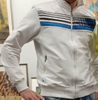 Biała bluza na zamek