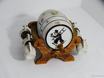 Dystrybutor w kształcie beczki, osadzony na rzeźbionym stoja