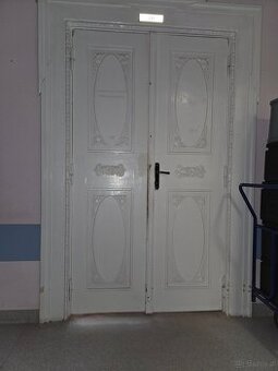 Antyczne drzwi drewniane dwuskrzydłowe z ościeżnicą – kamien