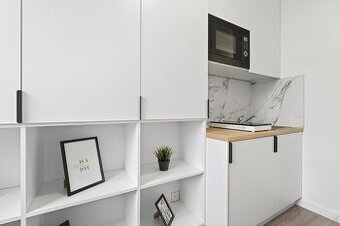 Nowoczesny pokój z łazienką i balkonem przy uczelni.