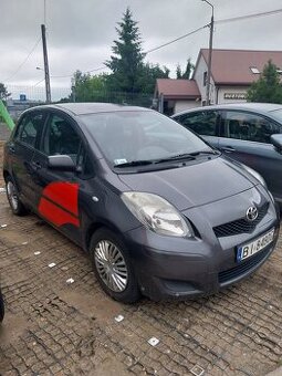 sprzedam uszkodzoną toyotę yaris 2 z 2009 roku