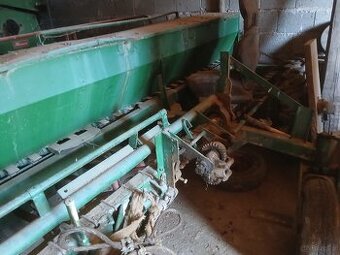 traktorová secí mašina