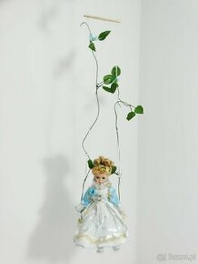 Porcelanowa laleczka dziewczynka na huśtawce - 1