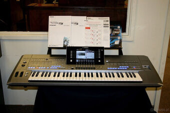 Yamaha Tyros 5 z 61 klawiszami