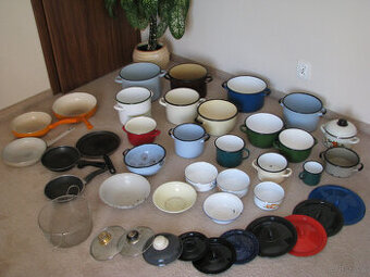 Emaliowane garnki, pokrywki, patelnie, miski, durszlak, kosz