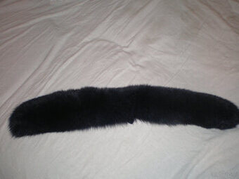 Sprzedam kołnierz koloru granatowego, długość 74 cm.