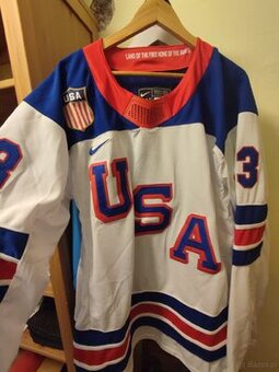 koszulka hokejową USA Hughes #43