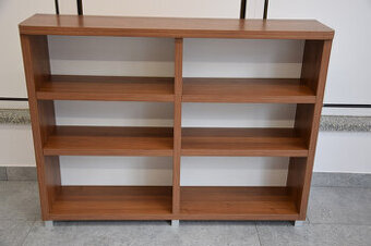 regał z półkami w dobrym stanie