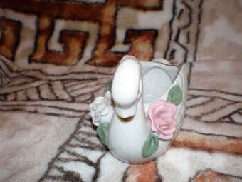 Sprzedam figurkę ceramiczną biały łabędź, stan dobry.