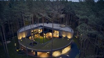 Dom projekty wk1 w lesie nad jeziorem