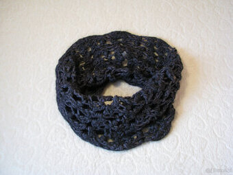 Ażurkowy szal – komin w kolorze ciepłego grafitu