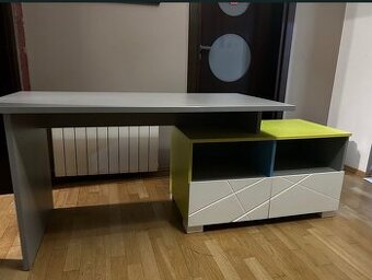 biurko z dwiema półkami oraz z fotelem obrotowym  – komplet