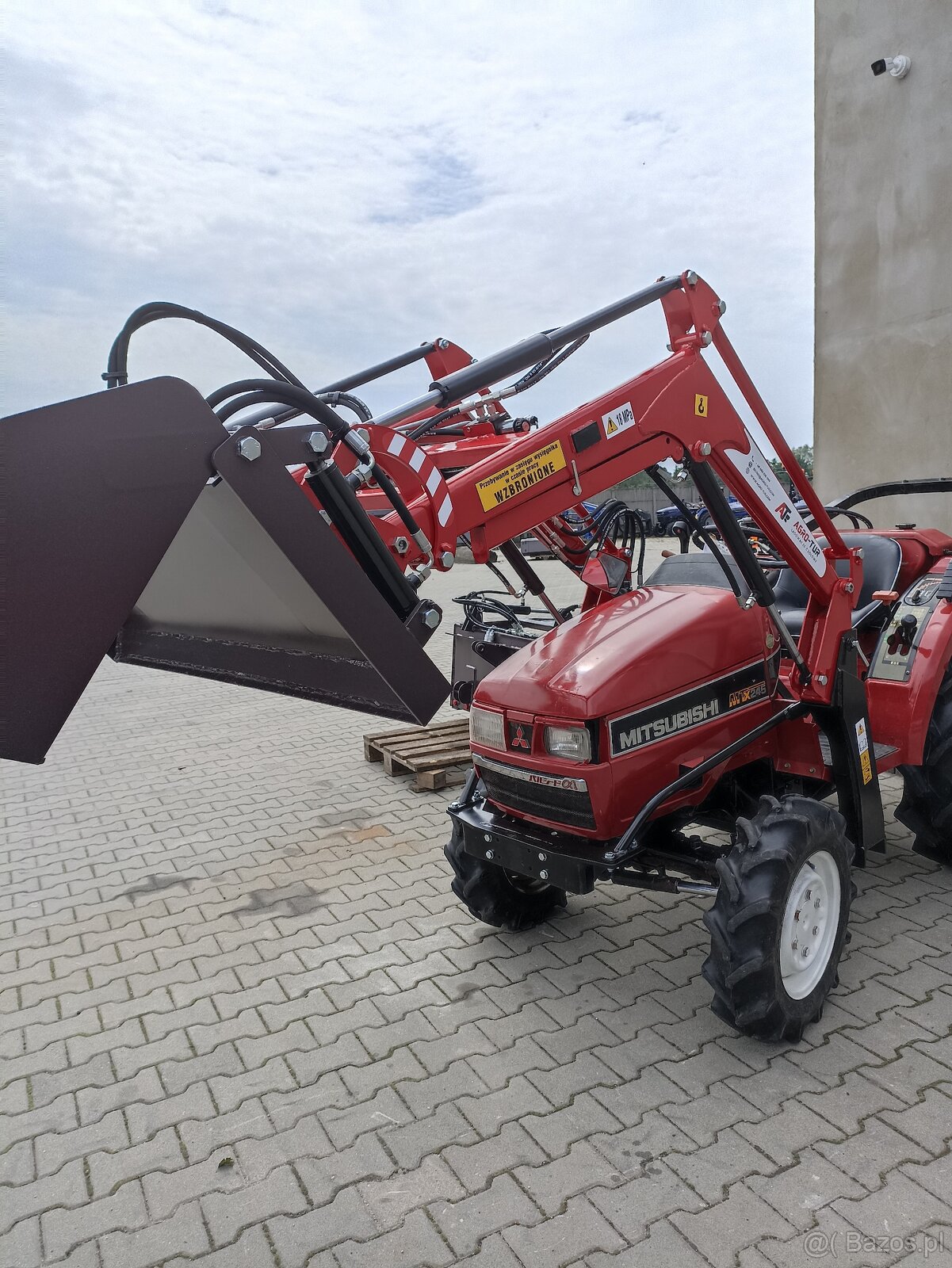 Nowy Ładowacz TUR z Samopoziomowaniem do Traktorów Mitsubish - 2