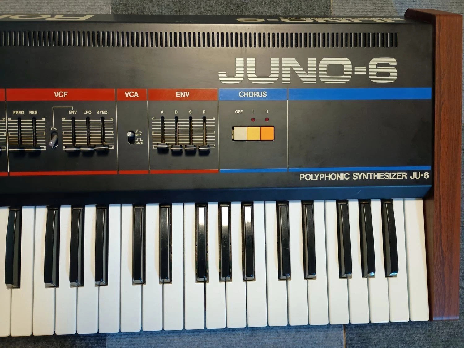 Roland Juno-6 analogowy syntezator klawiszowy - 2