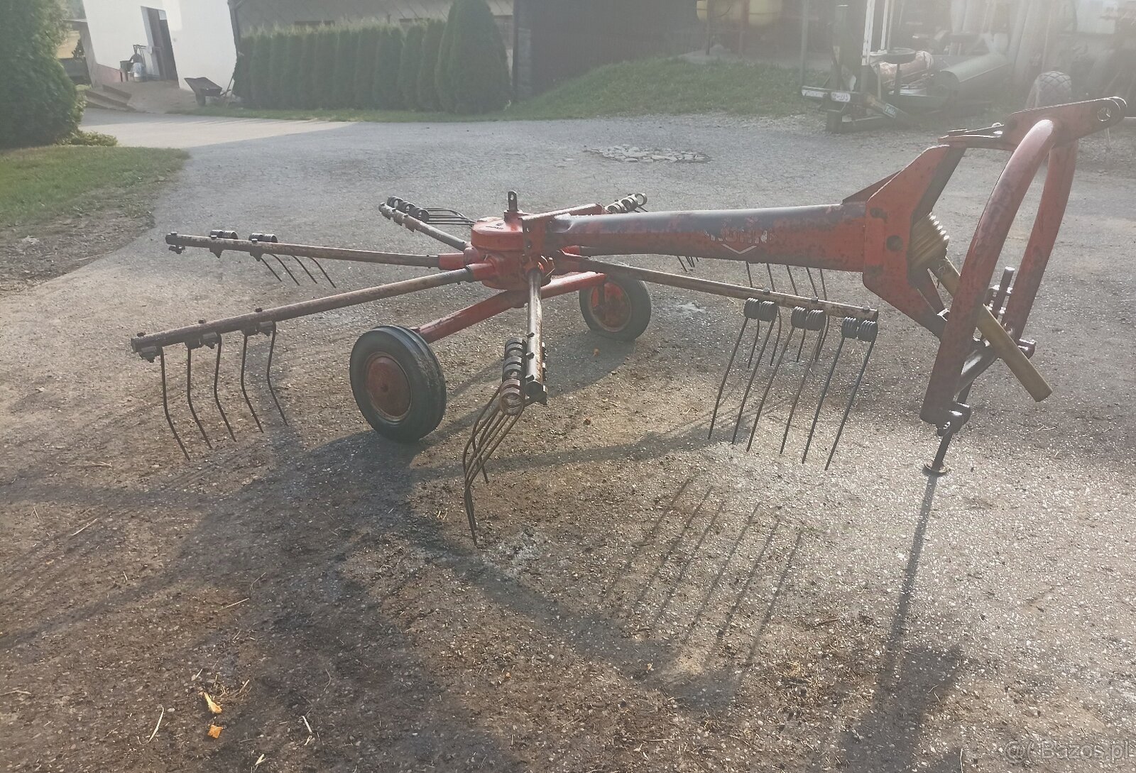 Zgrabiarka karuzelowa KUHN GA 300 M - 2