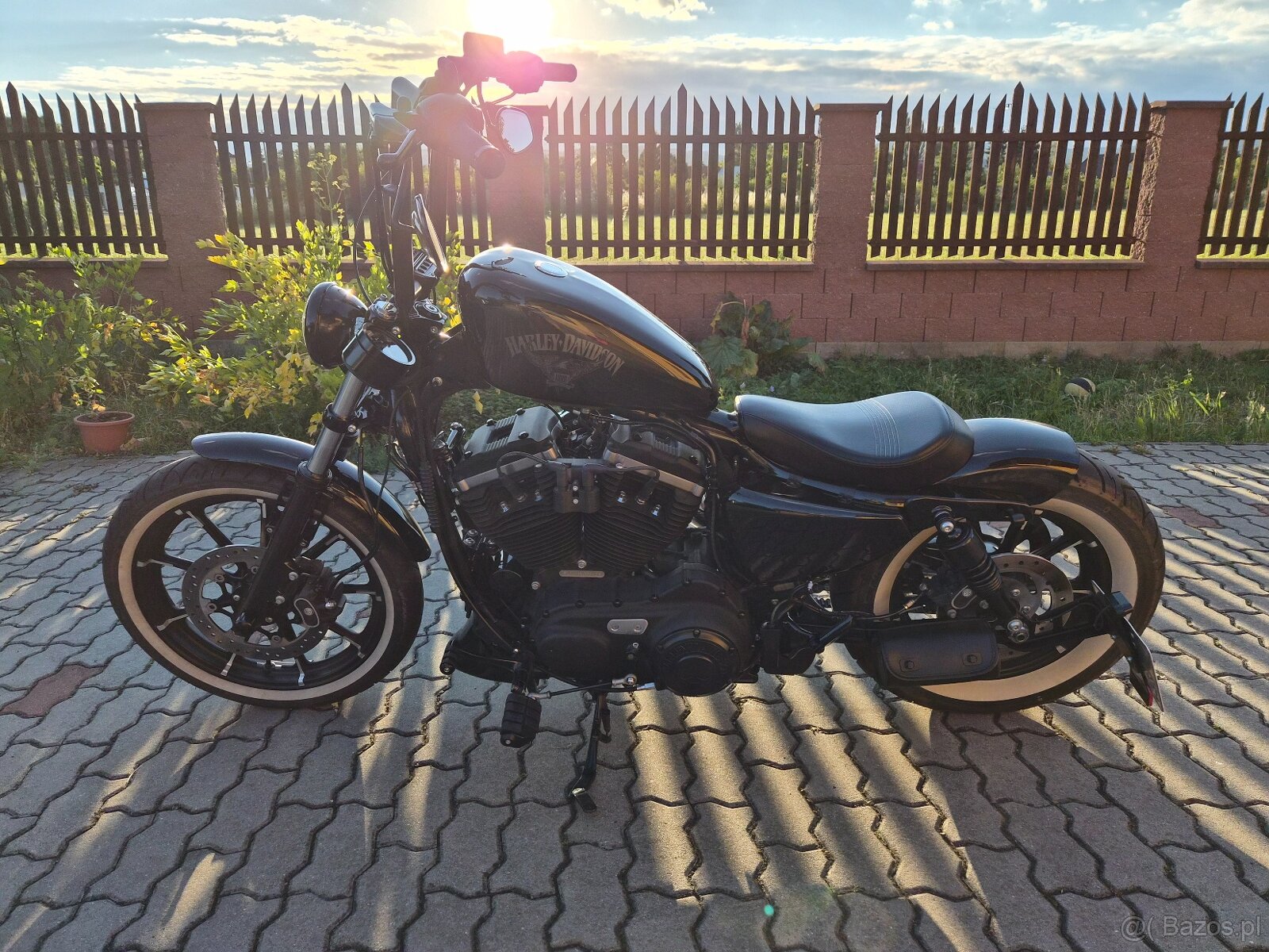 Harley-Davidson Iron XL883N – CHOPPER, KTÓRY PRZYCIĄGA SPOJR - 2
