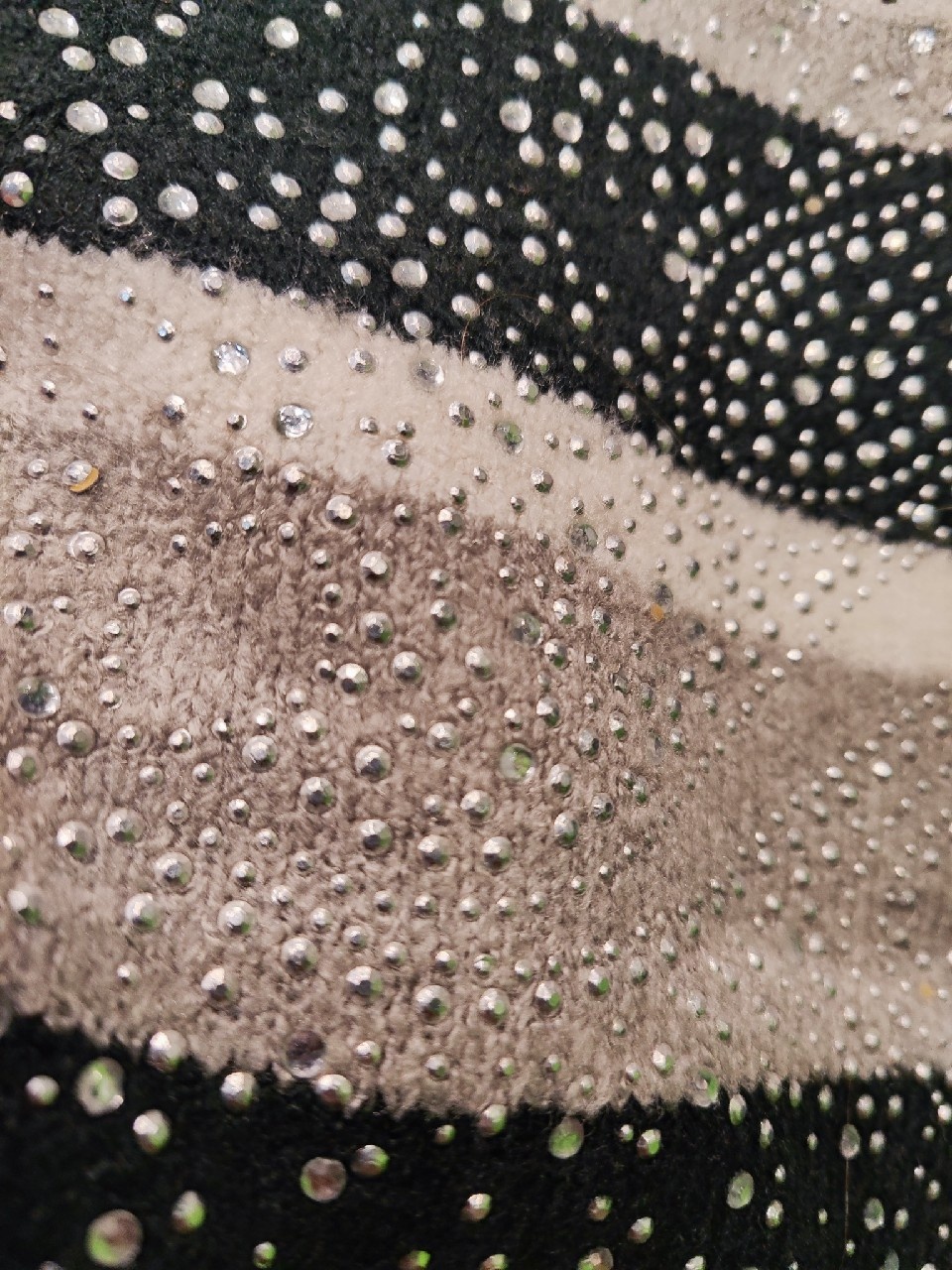 Mięciutki golf, z pomponami i z ozdobnymi dżetami - 2