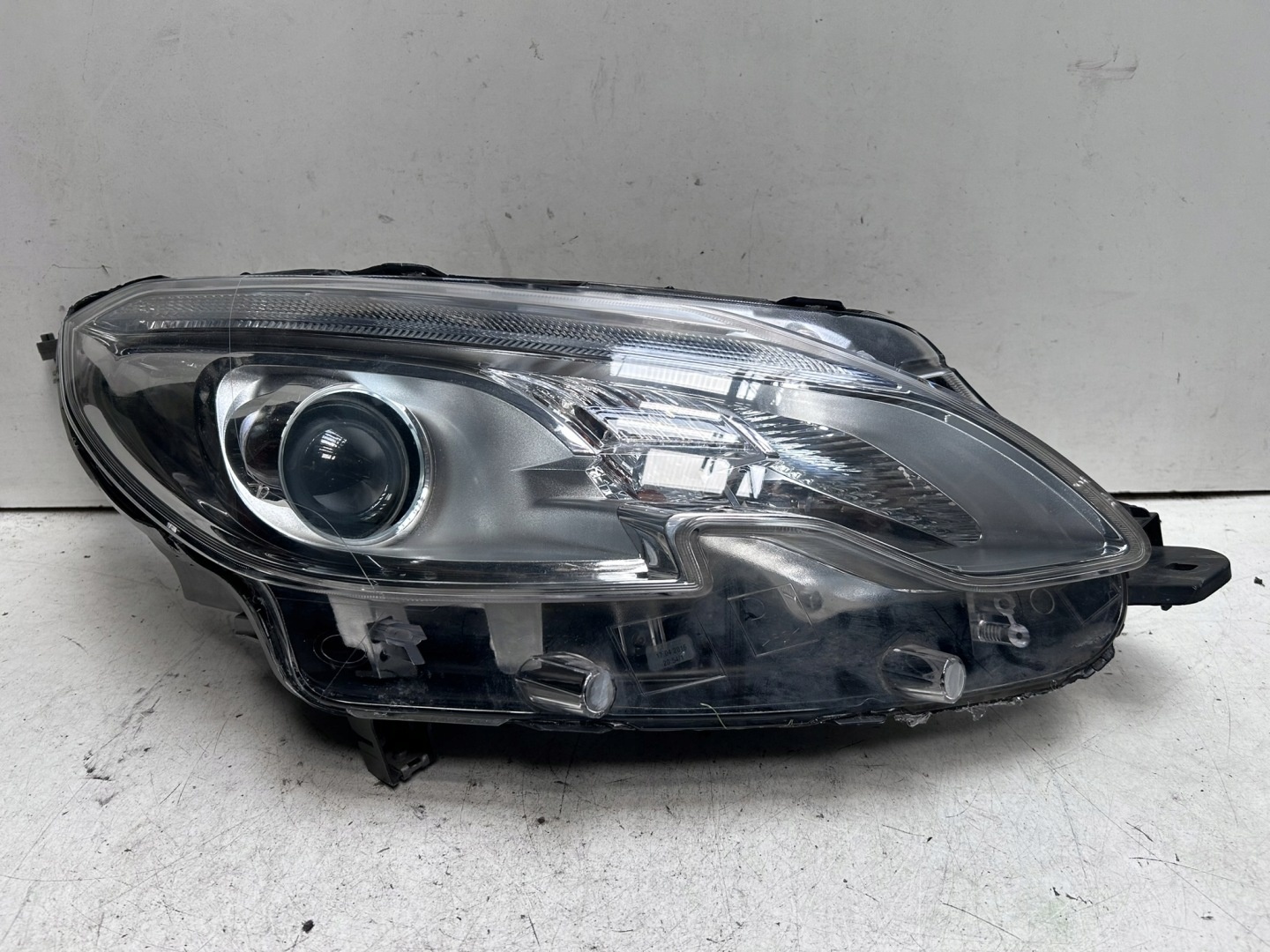 Reflektor prawy Peugeot 2008 9815402980 - 2