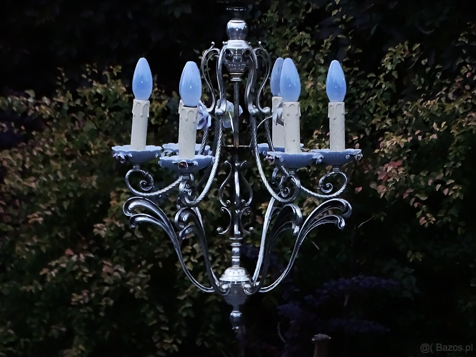 Rustykalny wiszący żyrandol świecznikowy. - 2