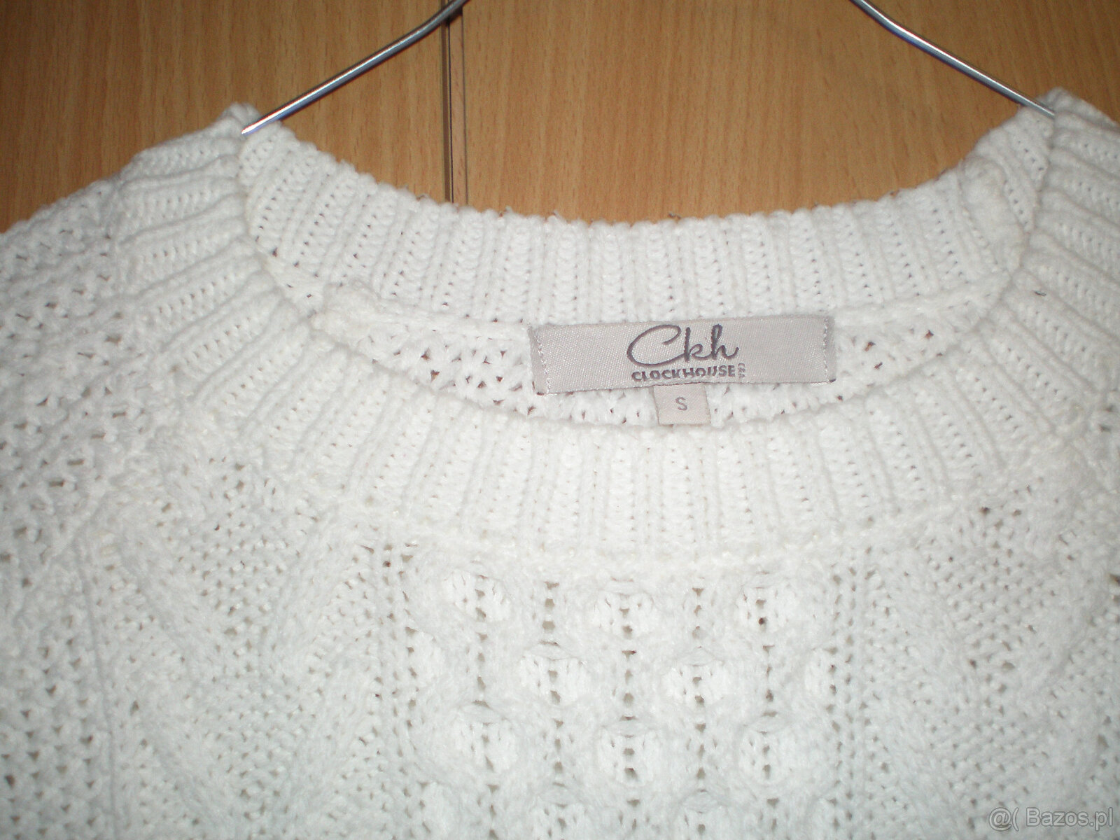 Używany biały sweter damski w rozmiarze S. - 2