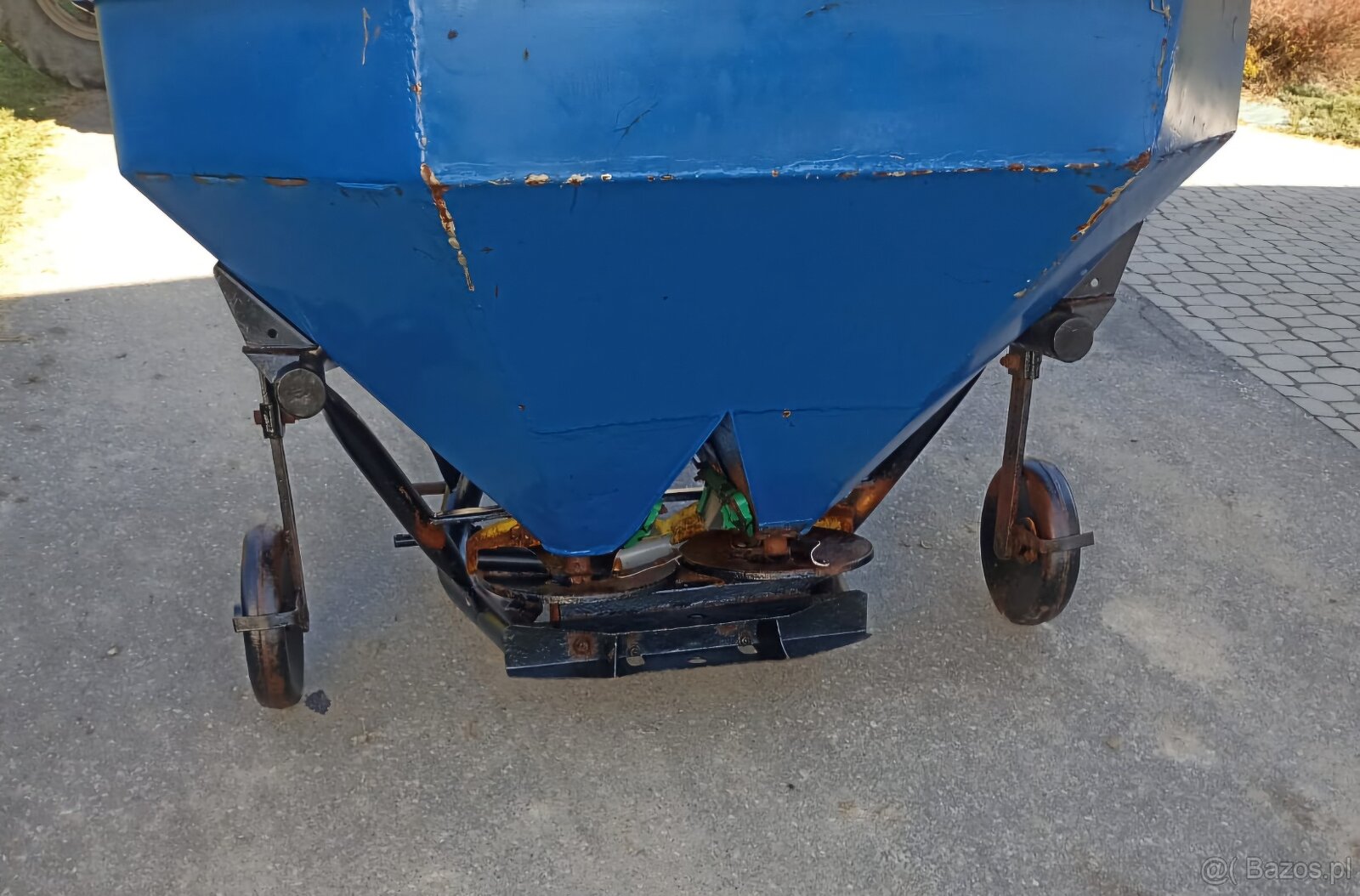 Rozsiewacz nawozów Amazone 1000L - 2