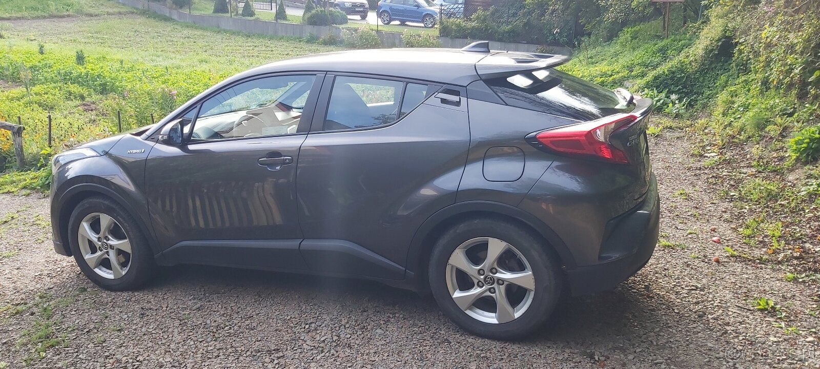 Sprzedam Toyotę CHR- hybryda - 2