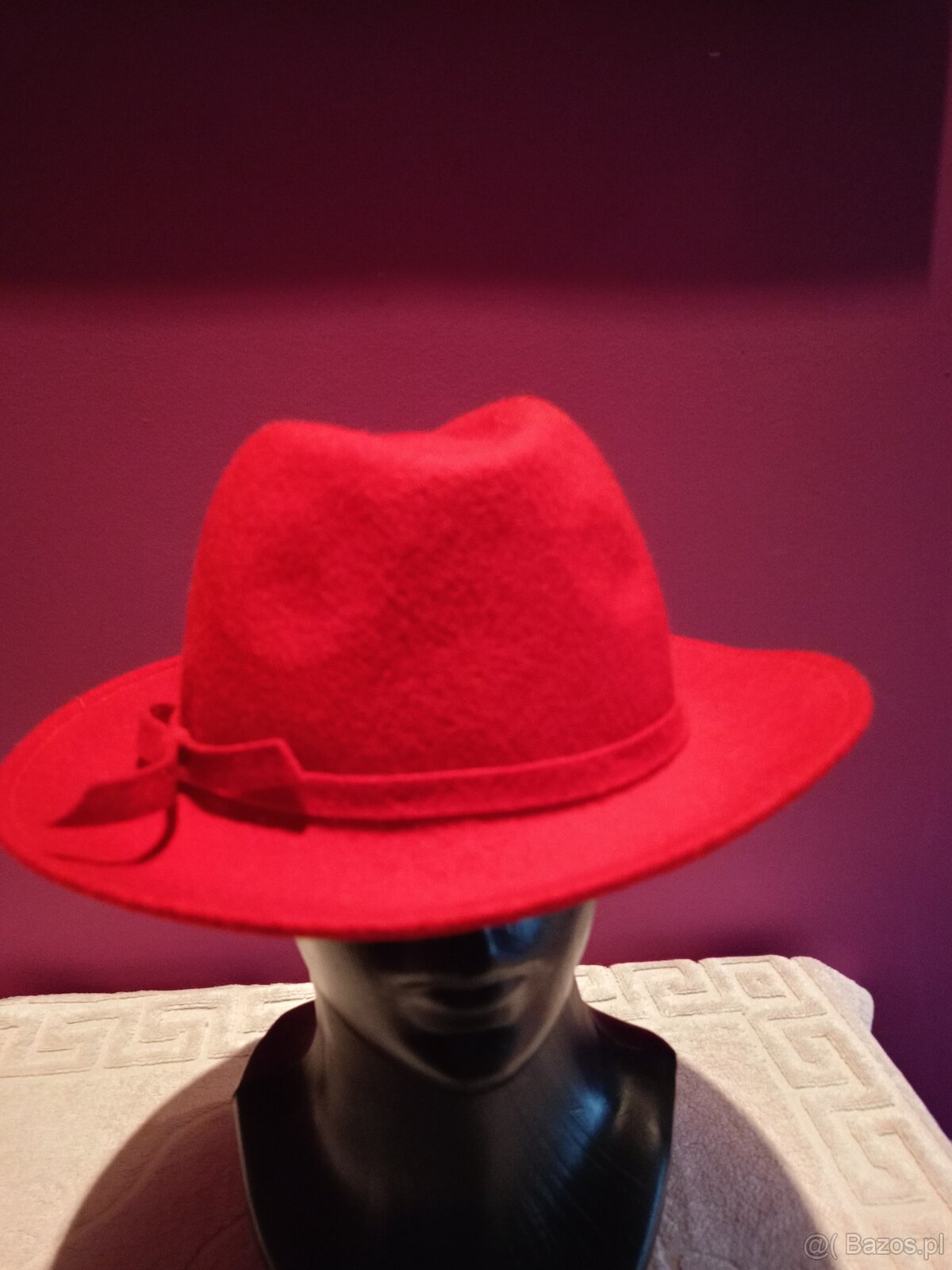 Klasyczny, elegancki czerwony kapelusz damski typu fedora. - 2