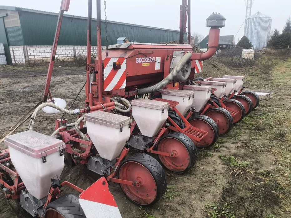 Siewnik punktowy do kukurydzy i słonecznika Becker Aeromat T - 2